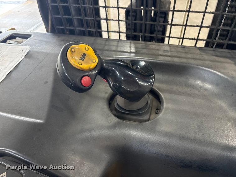 image for item DT2877 2006 Yale NR040 reach truck