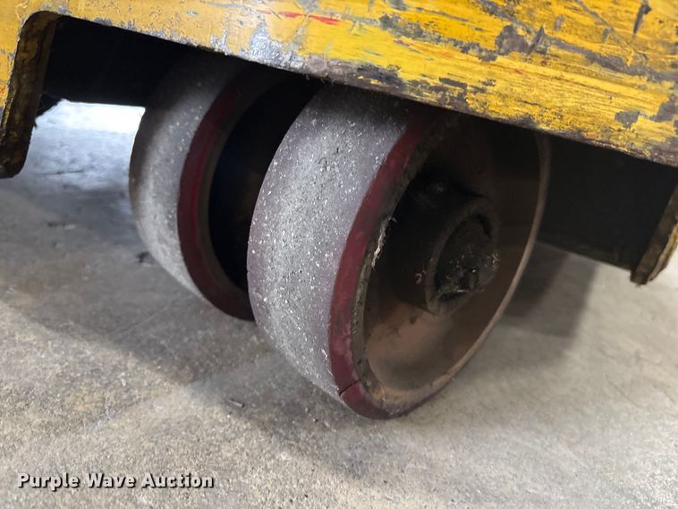 image for item DT2877 2006 Yale NR040 reach truck