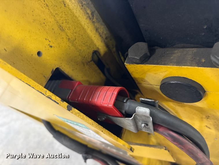 image for item DT2877 2006 Yale NR040 reach truck