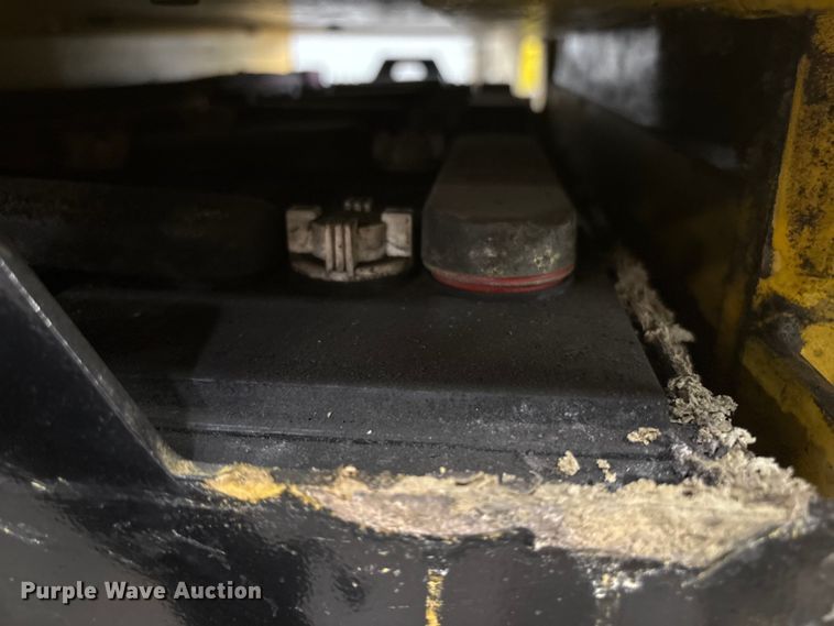 image for item DT2877 2006 Yale NR040 reach truck