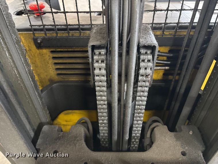 image for item DT2877 2006 Yale NR040 reach truck