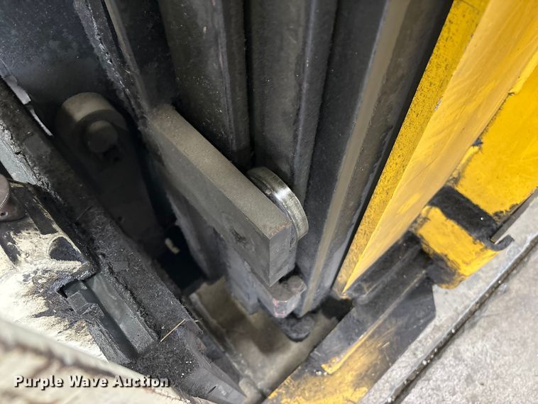 image for item DT2877 2006 Yale NR040 reach truck