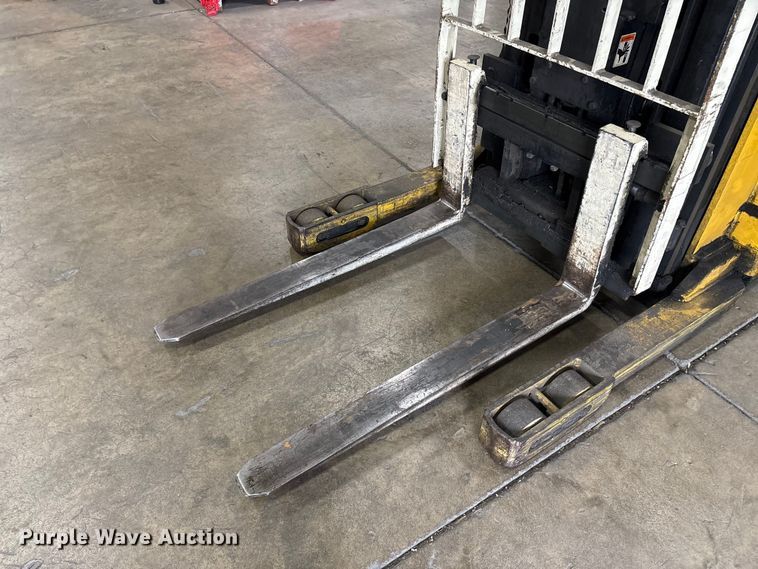 image for item DT2877 2006 Yale NR040 reach truck