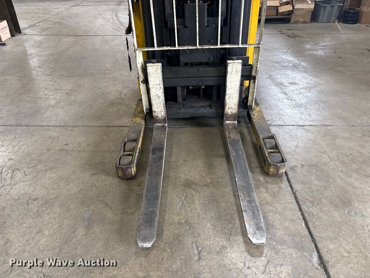 image for item DT2877 2006 Yale NR040 reach truck