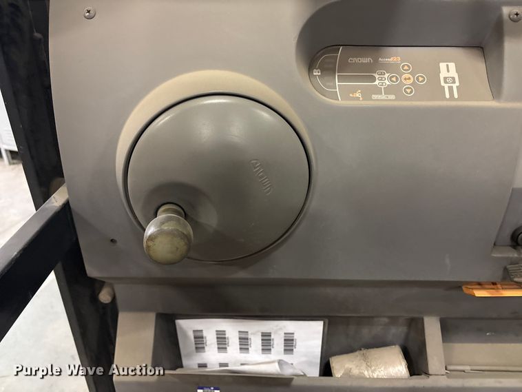 image for item DT2879 2017 Crown SP3520-30 order picker
