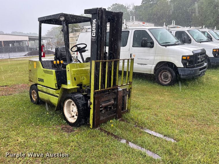 image for item DU0454 Clark GPX30 forklift
