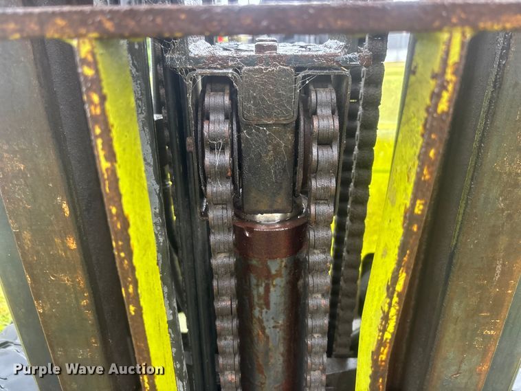 image for item DU0454 Clark GPX30 forklift