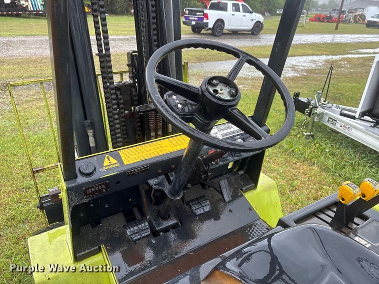 image for item DU0454 Clark GPX30 forklift