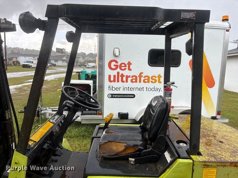 image for item DU0454 Clark GPX30 forklift