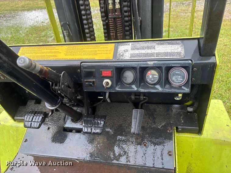 image for item DU0454 Clark GPX30 forklift