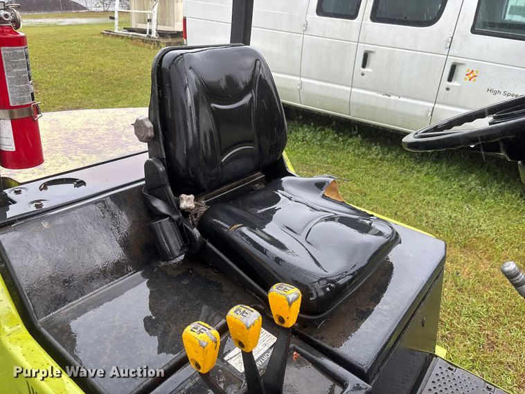 image for item DU0454 Clark GPX30 forklift
