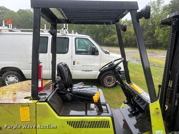 image for item DU0454 Clark GPX30 forklift