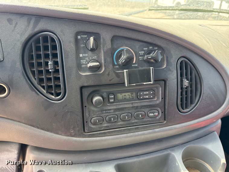 image for item DZ5401 2001 Ford E350 van