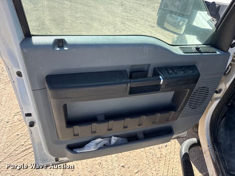 image for item DZ5403 2016 Ford F250 Super Duty Crew Cab pickup truck