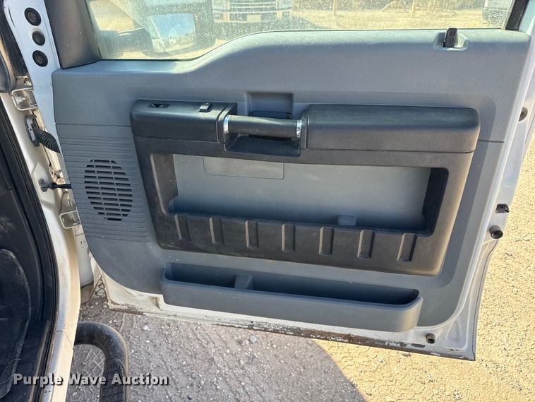 image for item DZ5403 2016 Ford F250 Super Duty Crew Cab pickup truck