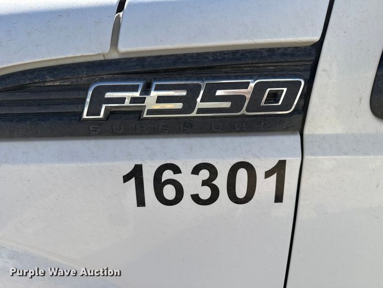 image for item DZ5404 2016 Ford F350 Super Duty flatbed pickup truck