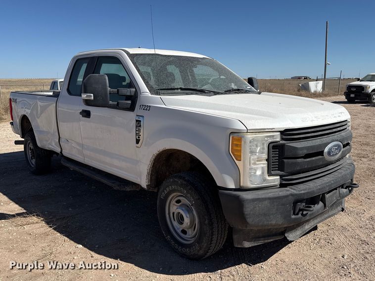 image for item DZ5412 2017 Ford F250 Super Duty Ext. Cab pickup truck