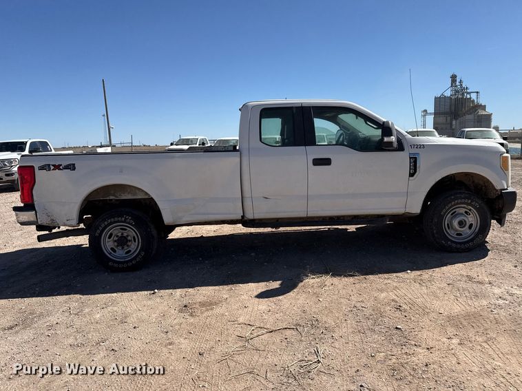 image for item DZ5412 2017 Ford F250 Super Duty Ext. Cab pickup truck