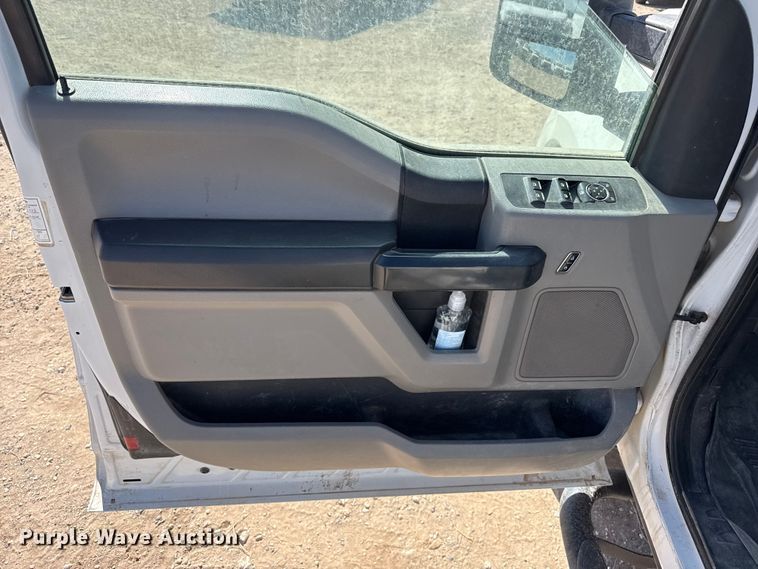 image for item DZ5412 2017 Ford F250 Super Duty Ext. Cab pickup truck