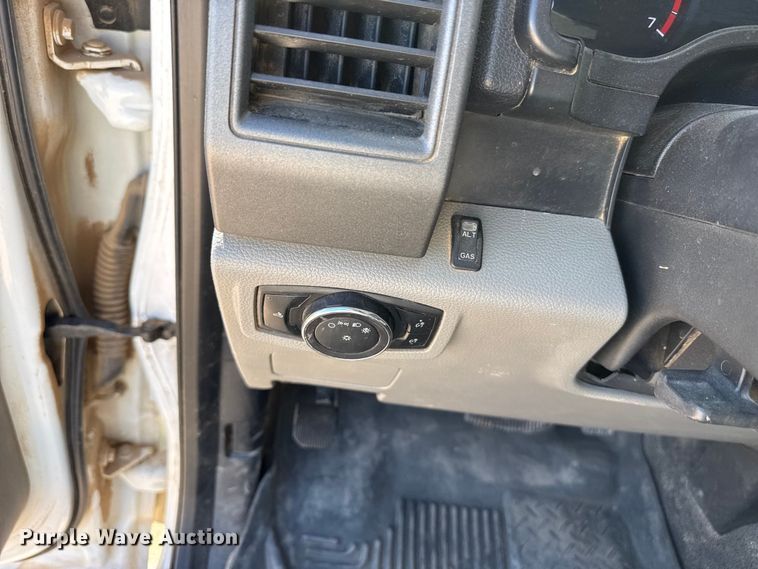 image for item DZ5412 2017 Ford F250 Super Duty Ext. Cab pickup truck