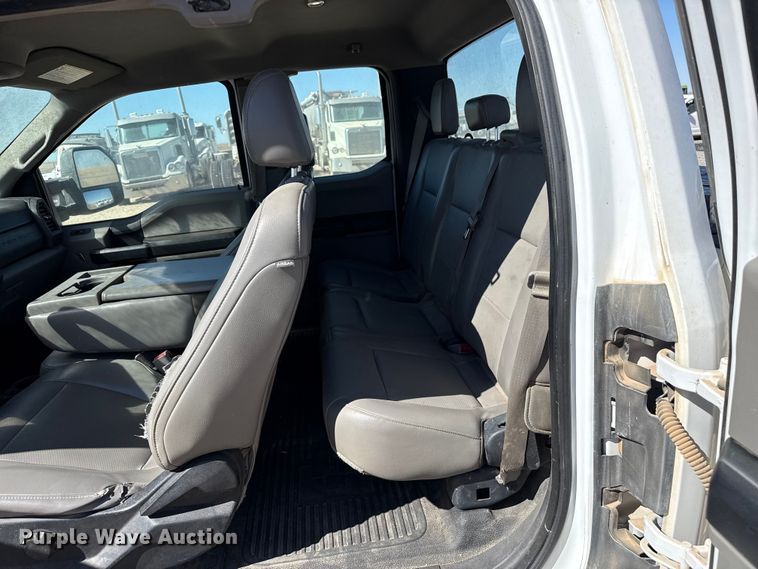 image for item DZ5412 2017 Ford F250 Super Duty Ext. Cab pickup truck