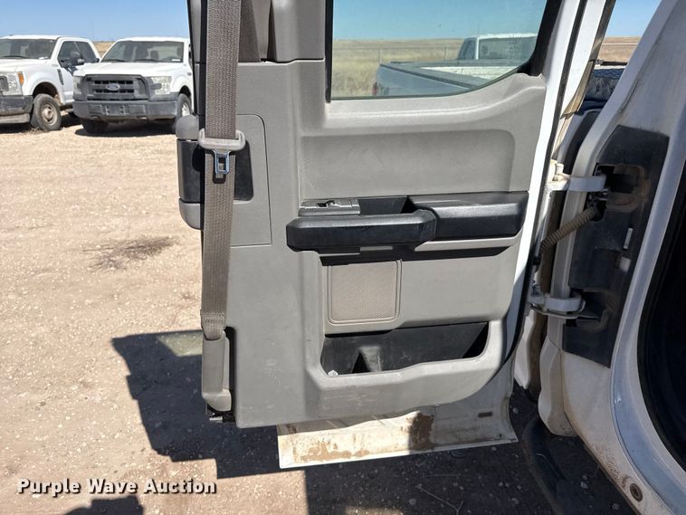 image for item DZ5412 2017 Ford F250 Super Duty Ext. Cab pickup truck