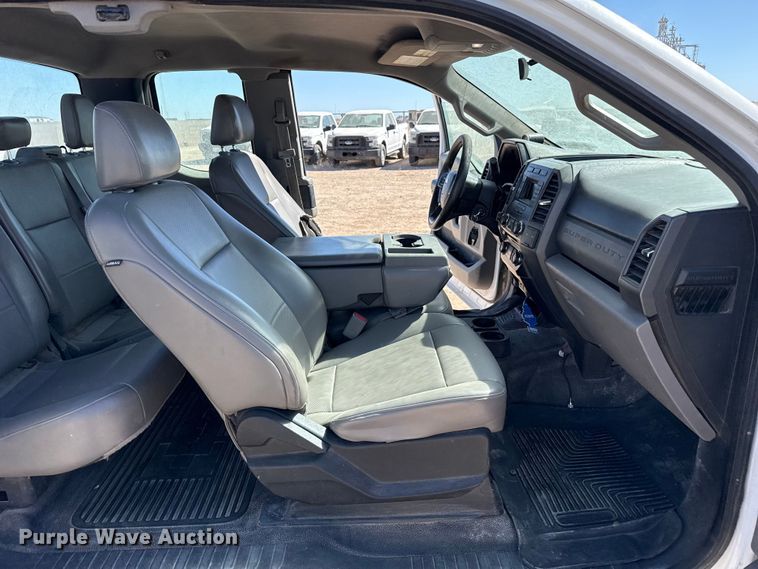 image for item DZ5412 2017 Ford F250 Super Duty Ext. Cab pickup truck