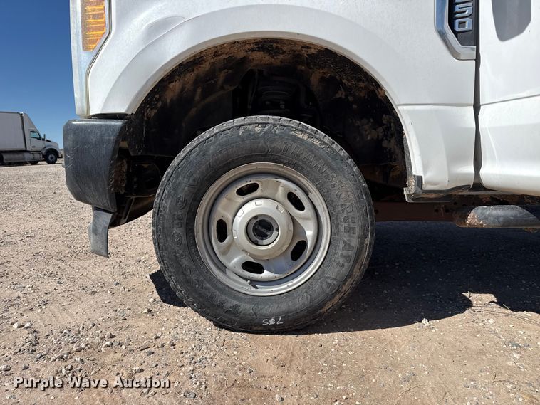 image for item DZ5412 2017 Ford F250 Super Duty Ext. Cab pickup truck