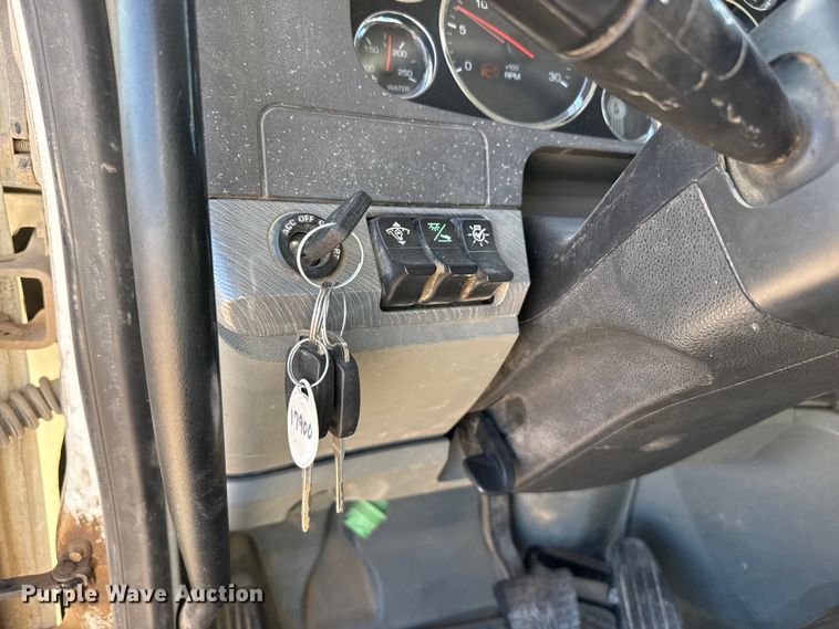 image for item DZ5417 2019 Kenworth T880 box truck