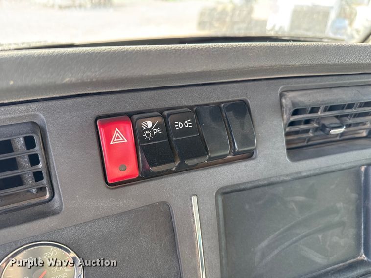 image for item DZ5417 2019 Kenworth T880 box truck