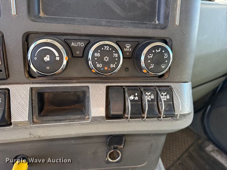 image for item DZ5417 2019 Kenworth T880 box truck