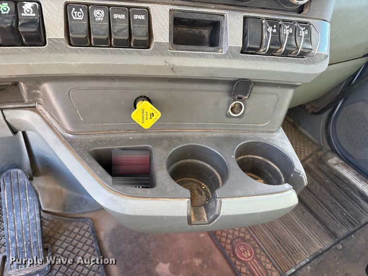 image for item DZ5417 2019 Kenworth T880 box truck