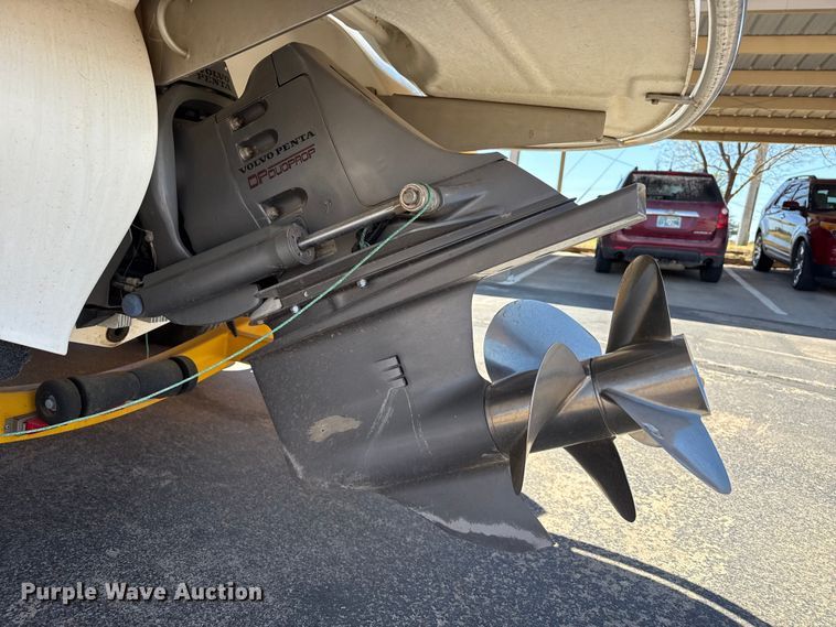 image for item DZ5424 2004 Cobalt 220 boat