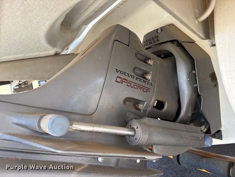 image for item DZ5424 2004 Cobalt 220 boat