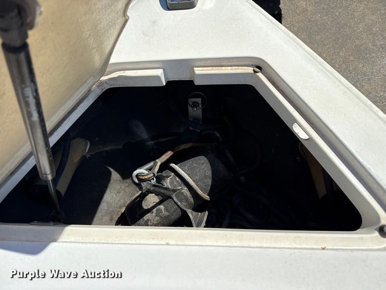 image for item DZ5424 2004 Cobalt 220 boat