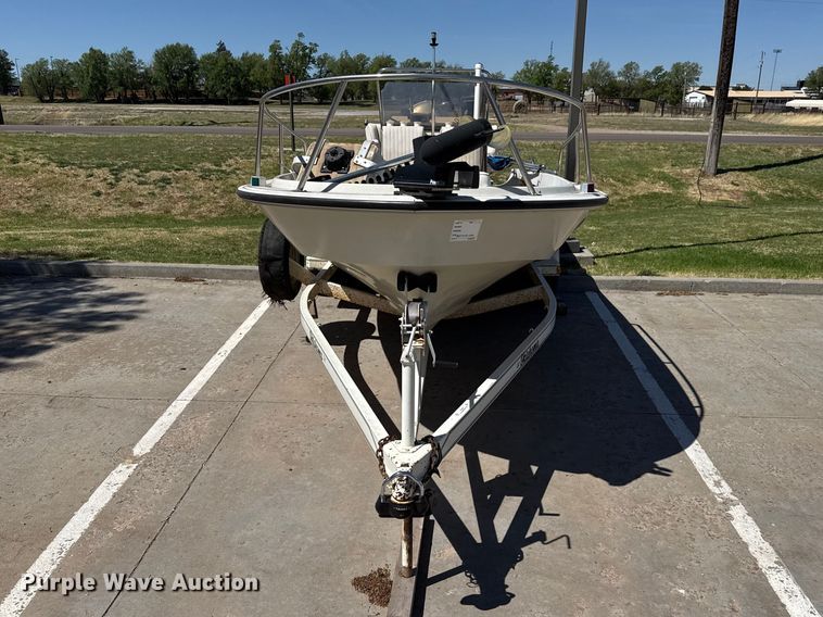 image for item DZ5425 1988 Boston Whaler Outrage 18' boat
