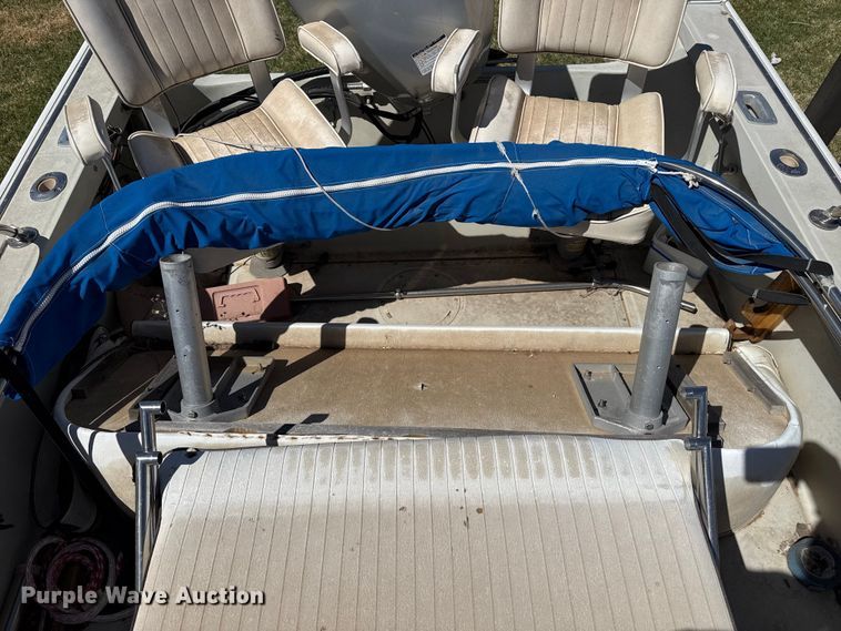 image for item DZ5425 1988 Boston Whaler Outrage 18' boat