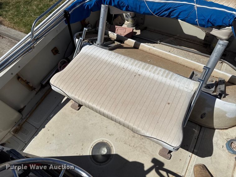 image for item DZ5425 1988 Boston Whaler Outrage 18' boat