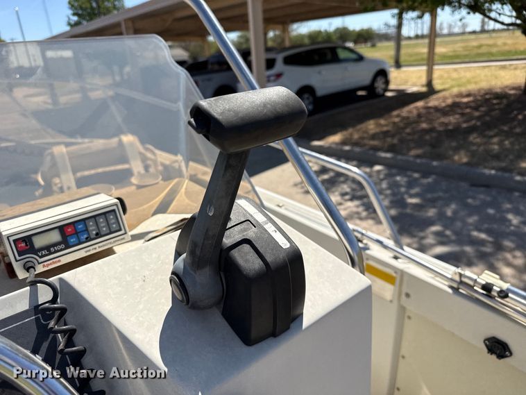 image for item DZ5425 1988 Boston Whaler Outrage 18' boat