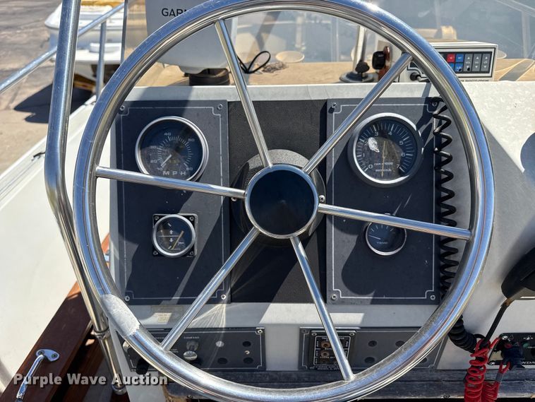 image for item DZ5425 1988 Boston Whaler Outrage 18' boat