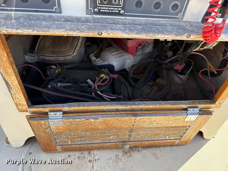 image for item DZ5425 1988 Boston Whaler Outrage 18' boat