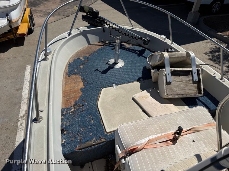 image for item DZ5425 1988 Boston Whaler Outrage 18' boat