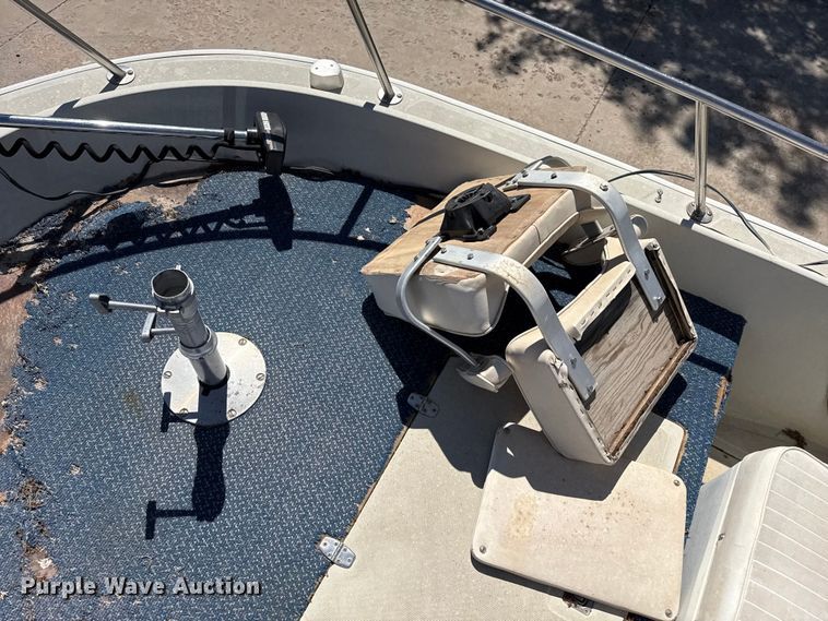 image for item DZ5425 1988 Boston Whaler Outrage 18' boat