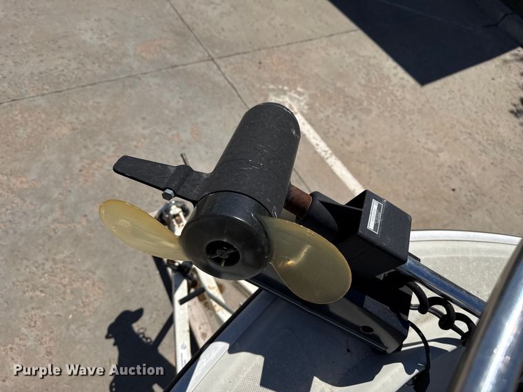 image for item DZ5425 1988 Boston Whaler Outrage 18' boat