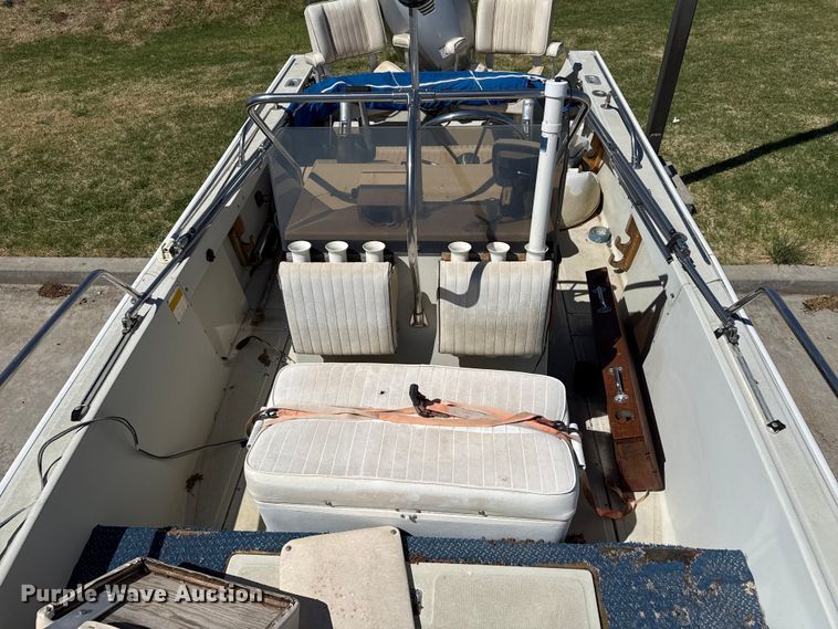 image for item DZ5425 1988 Boston Whaler Outrage 18' boat