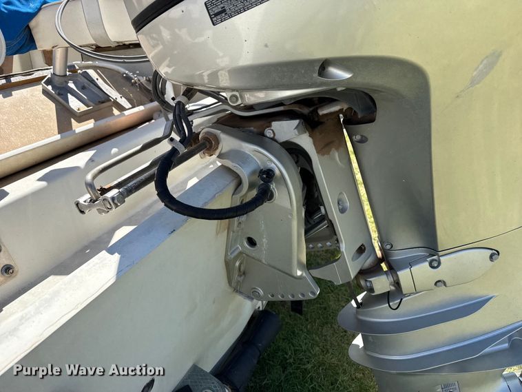 image for item DZ5425 1988 Boston Whaler Outrage 18' boat