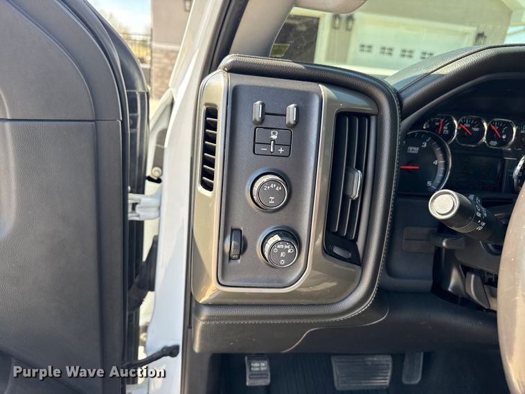 image for item DZ5429 2018 Chevrolet 2500HD High Country Crew Cab pickup truck