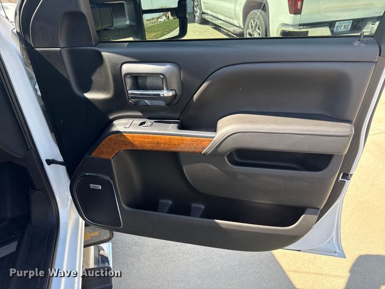 image for item DZ5429 2018 Chevrolet 2500HD High Country Crew Cab pickup truck