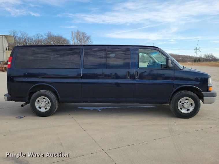 image for item DZ6983 2008 Chevrolet  Express 3500 van