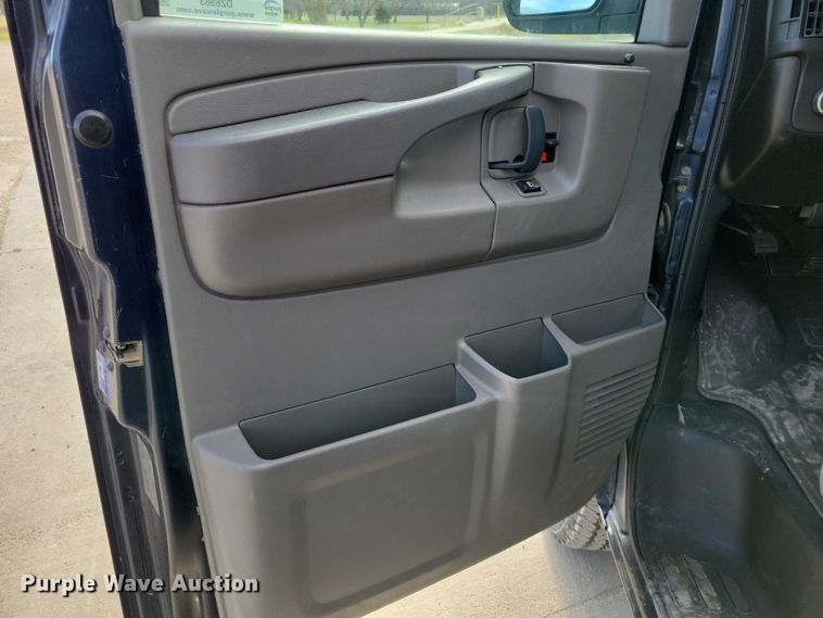 image for item DZ6983 2008 Chevrolet  Express 3500 van